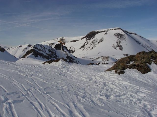 #3 Le cheval Blanc : Au débouché du col de la Terrasse vue sur le cheval blanc course encore enneigée en fin de saison Le cheval Blanc : Au débouché du col de la Terrasse vue sur le cheval blanc course encore enneigée en fin de saison