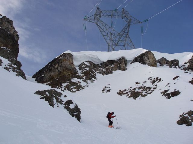 #8 Dans le couloir NE : A l Dans le couloir NE : A l'aplomb du pylonne environ 100m plus bas que le départ