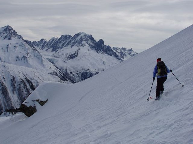 #9 Face au massif du mont blanc : Dans les pentes à l Face au massif du mont blanc : Dans les pentes à l'aplomb du plat de sortie du bois (temps gris couvert mais clair)