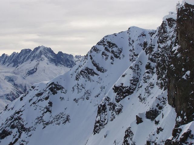 #2 Vue sur la pointe du col : Le couloir NE est masqué l Vue sur la pointe du col : Le couloir NE est masqué l'aplomb du pylonne