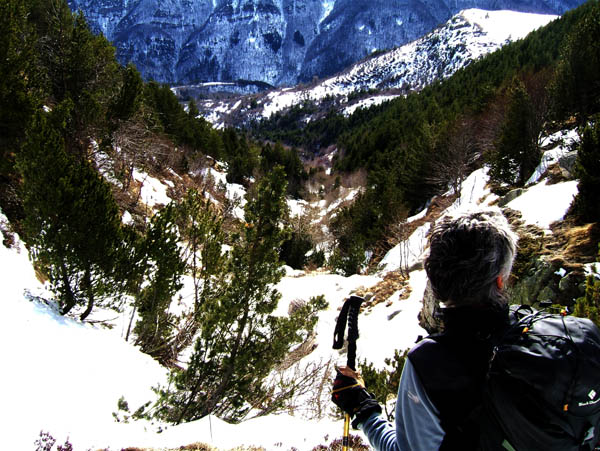 #7 Mongioie : Monique, vue le manque de neige dans ce passage, cherche la solution. Mongioie : Monique, vue le manque de neige dans ce passage, cherche la solution.