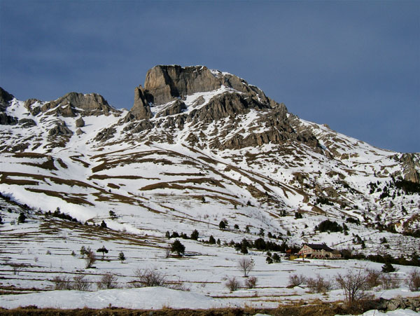 #8 Mongioie : Le refuge de Mongioie dominé par les barres du sommet. Mongioie : Le refuge de Mongioie dominé par les barres du sommet.