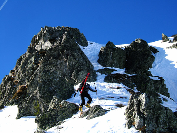 #4 Pizzo d Pizzo d'Ormea : Monique attaque la partie délicate et en plus nous n'avons pas pris les crampons (Neige béton, dur dur) et le dièdre pas facile à négocier.