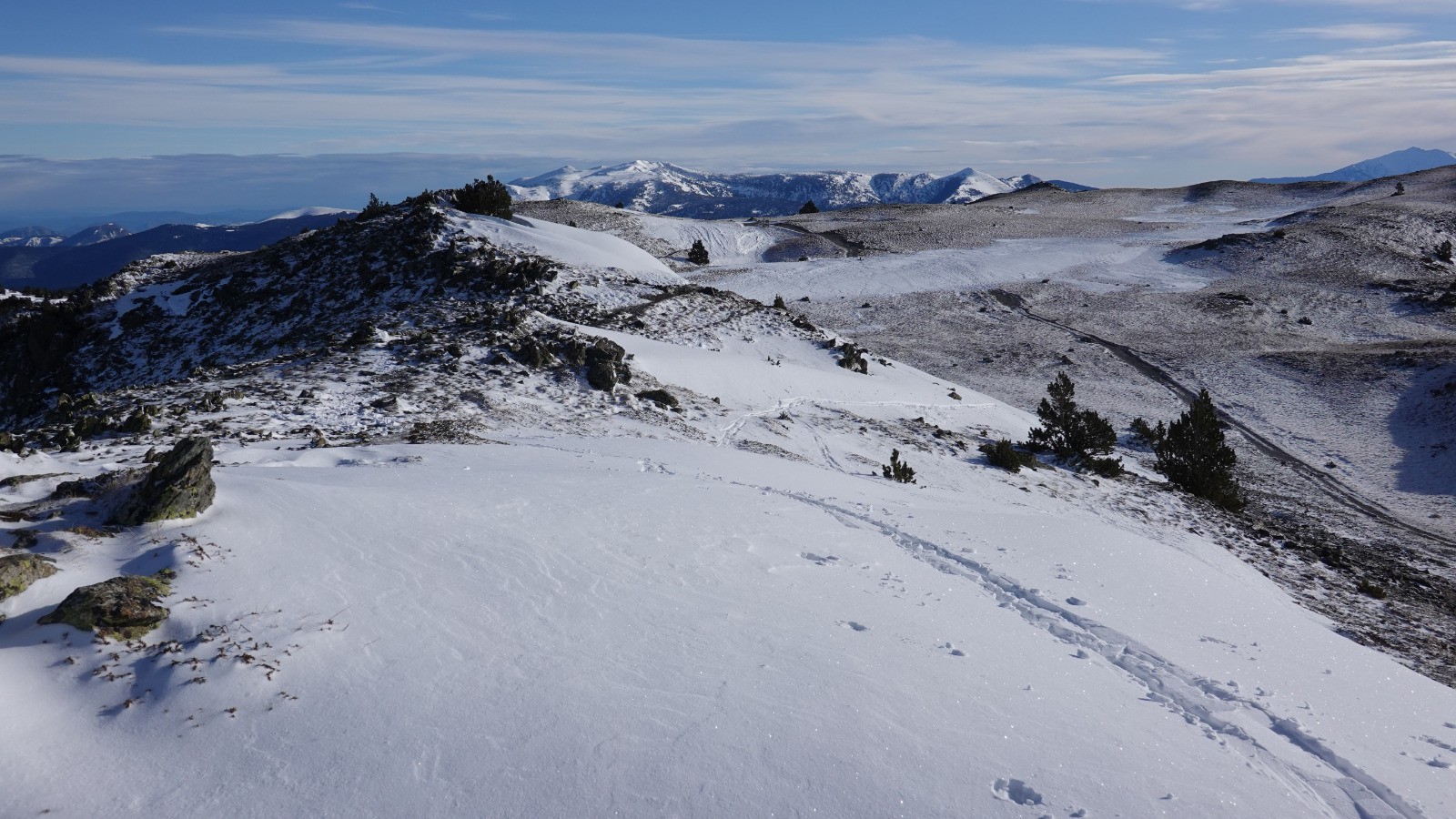 #8 La Serra de Mauri toujours pelée par le vent avec au fond le massif du Madres et le Canigo sur la droite La Serra de Mauri toujours pelée par le vent avec au fond le massif du Madres et le Canigo sur la droite