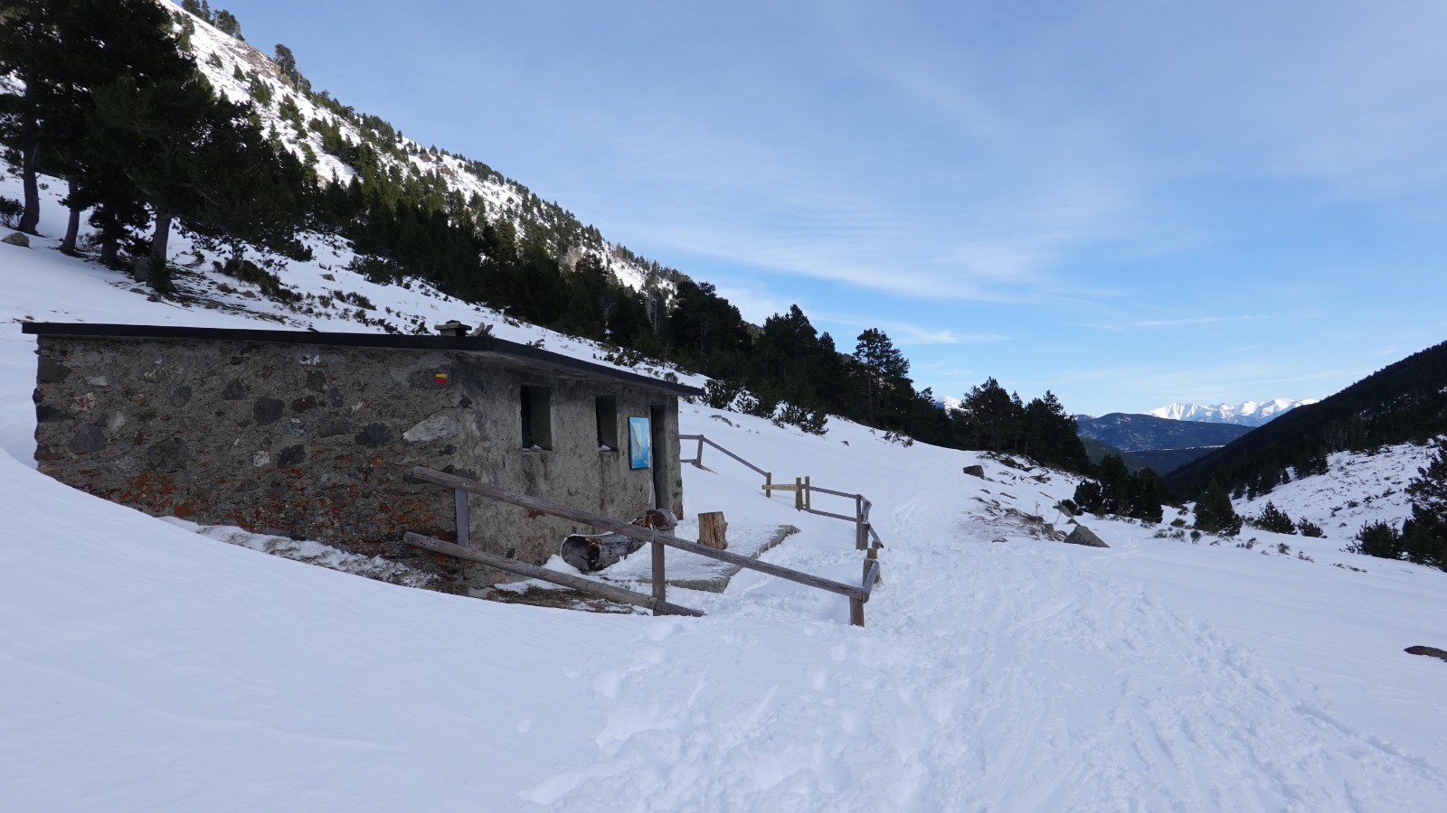 #24 Le refuge de la Jaça de la Llosa et le Canigo au fond Le refuge de la Jaça de la Llosa et le Canigo au fond