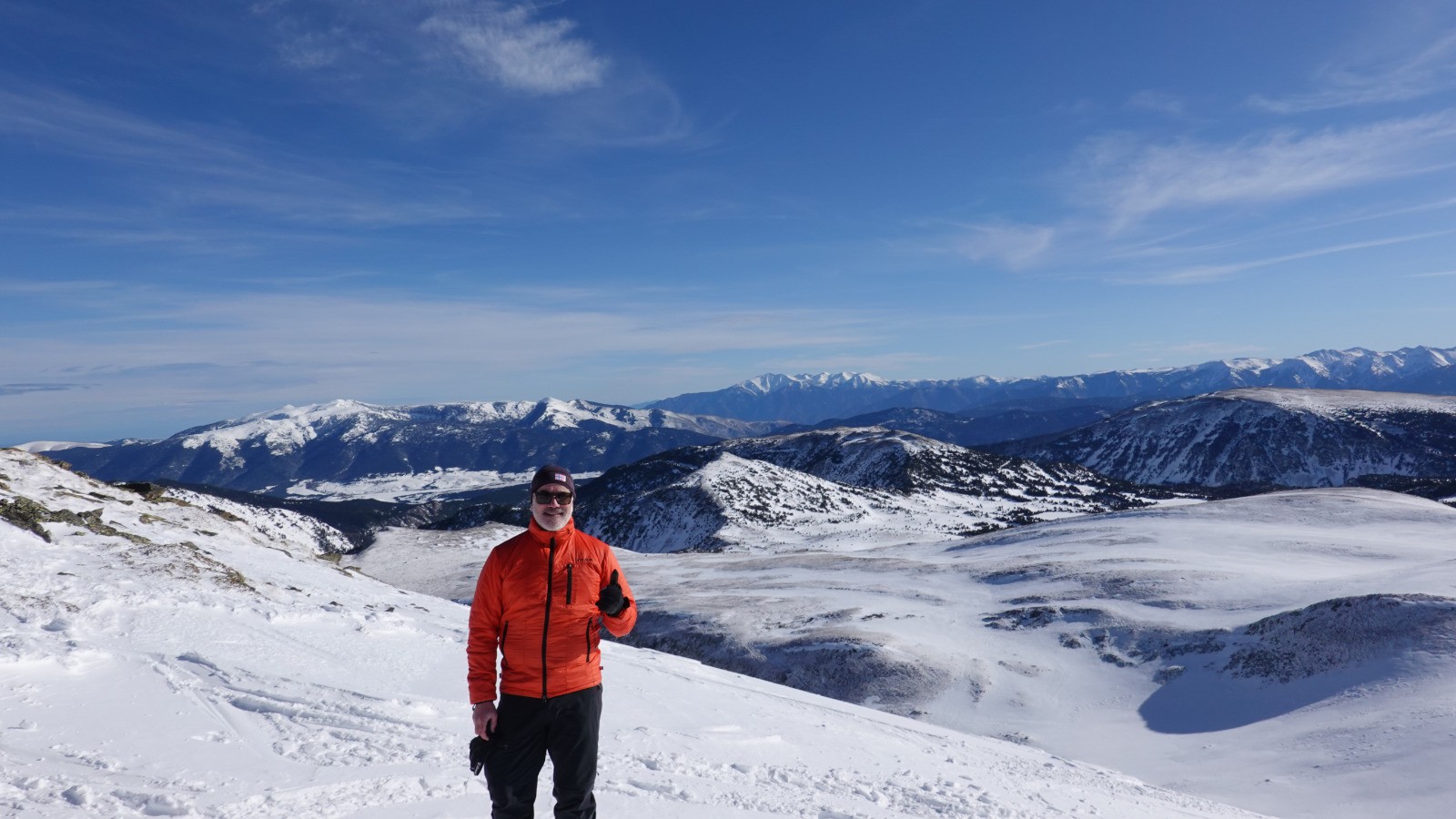 #15 Au sommet sur fond de massif du Canigo et sommets du Conflent et Cerdagne Au sommet sur fond de massif du Canigo et sommets du Conflent et Cerdagne