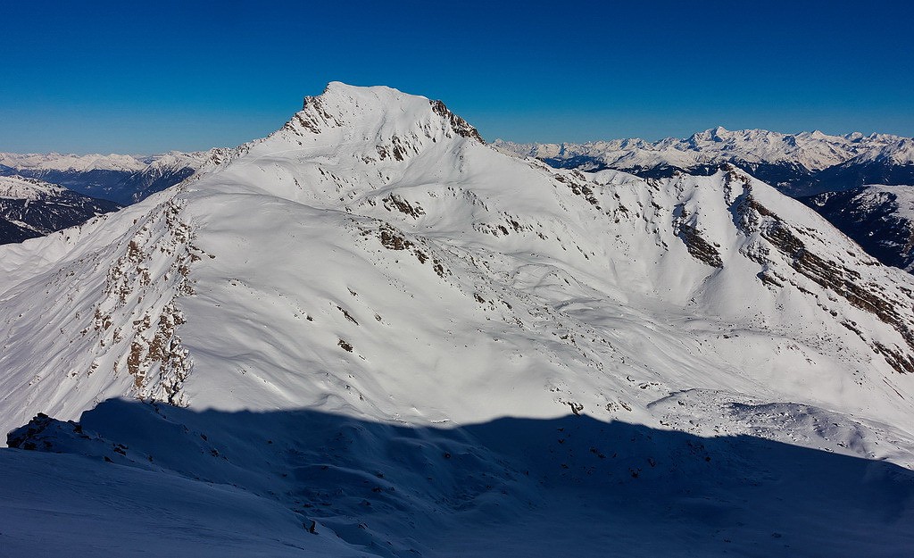 #19 De roche Noire, descente NE à suivre sur fond de Cheval Noir... De roche Noire, descente NE à suivre sur fond de Cheval Noir...
