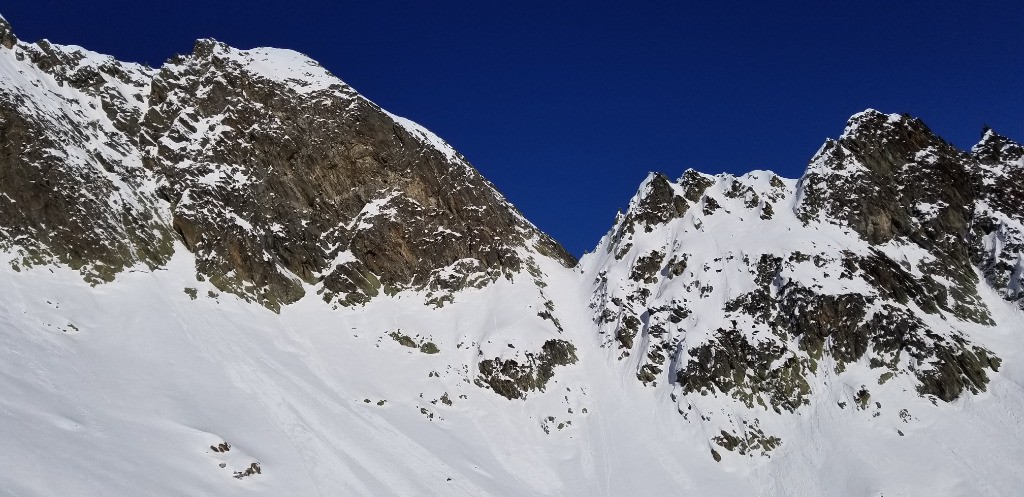 Le couloir de remontée à la brèche sous le pic de la Pierre qui permet de skier le couloir coudé des rochers de la barme