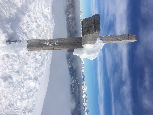 La croix bien recouverte par la neige.