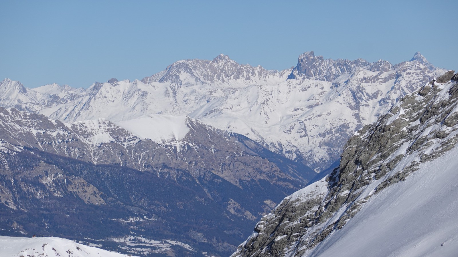 Panorama au téléobjectif sur la massif du Chambeyron