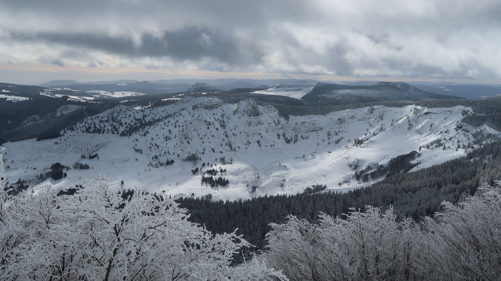 #12 Cirque des boutières dans son écrin givré Cirque des boutières dans son écrin givré