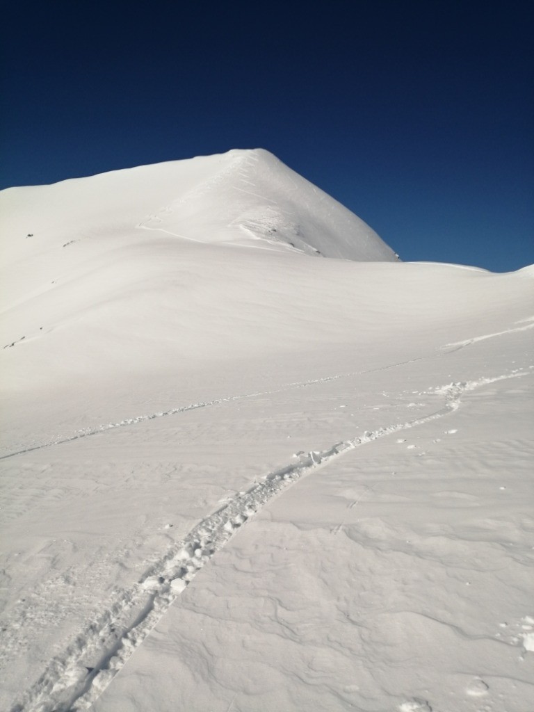 Sommet tracé sur la crête, à la montée et à la descente.