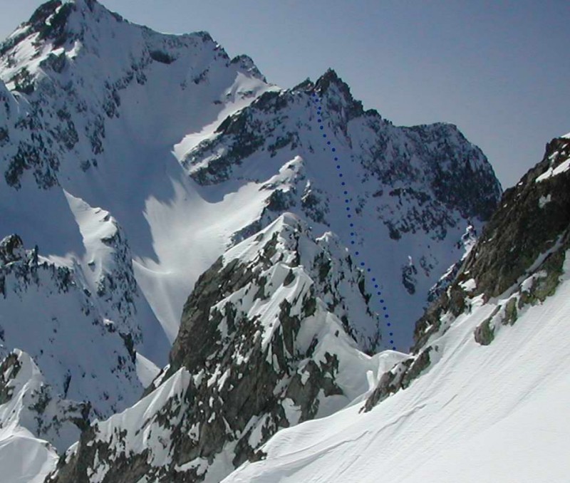 Les deux variantes : face N du frêne et face N du grand Crozet (en bleu) Entre les deux, la brèche du Frêne, point culminant du tour des 5 vallées