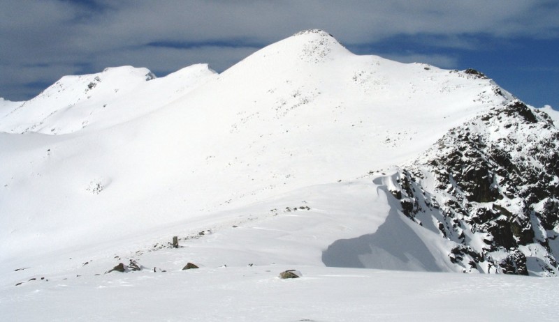 Au fond le Pic de Camp Colomer, au premier plan la Porteille Blanche de Méranges et sa borne frontière .