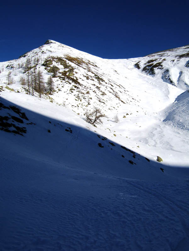 Sommet  avec sa pente sommitale de montée partant du col sans nom 2600m, vue en descendant par le vallon de l'Oliveto