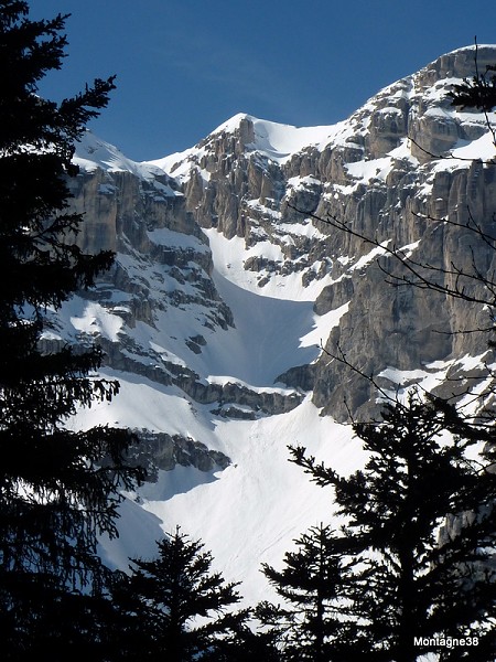 Montée dans le vallon de la Fuvelle. Passage de la cascade potentiellement délicat selon l'enneigement. (Photo David Savoy)