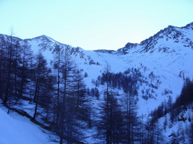 L'itinéraire remonte la pente avec la forêt clairsemée, puis le large vallon de droite peu marqué pour rejoindre le sommet à gauche