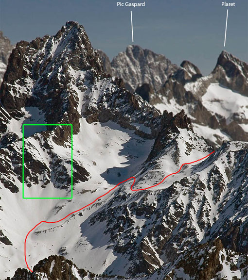 En rouge, le col du Graou - En vert, le couloir Sud-Ouest de l'arête Ouest