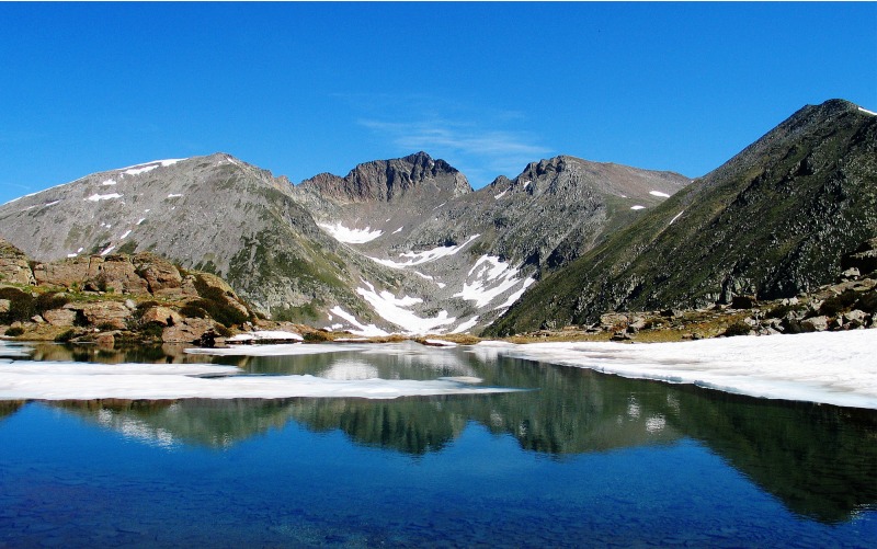 Face sud du Canigou au printemps .