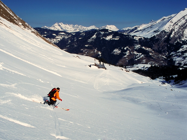 Telemark au-dessus du caractéristique Bois Noir reconnaissable à son étrave anti-avalanches.