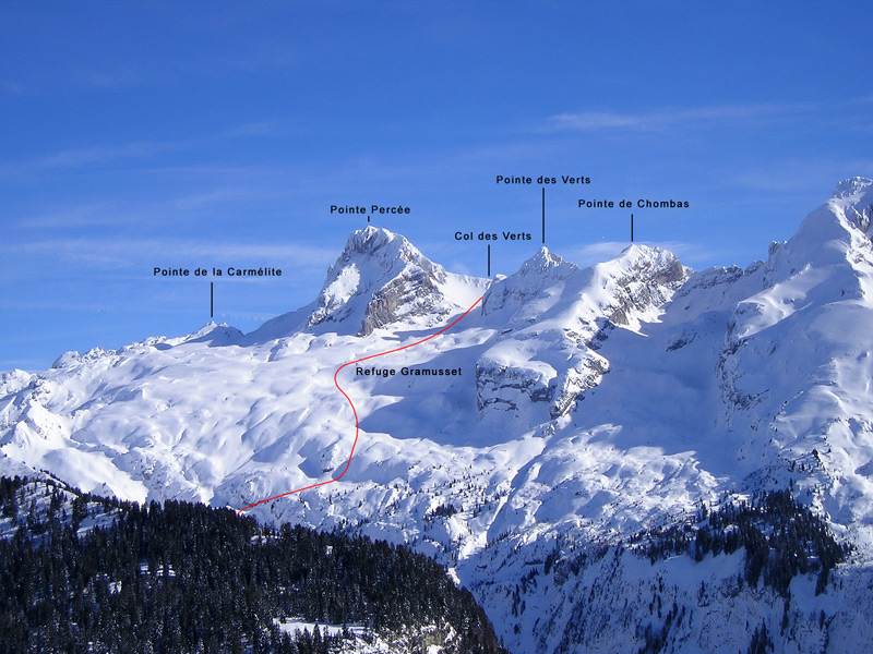 La très belle combe des Verts entre la Pointe Percée et la Pointe des Verts.
Sur la gauche, la Pointe de la Carmélite, et à droite, la Pointe de
Chombas par les prés aux chèvres, puis la superbe croupe du Mont Charvet.