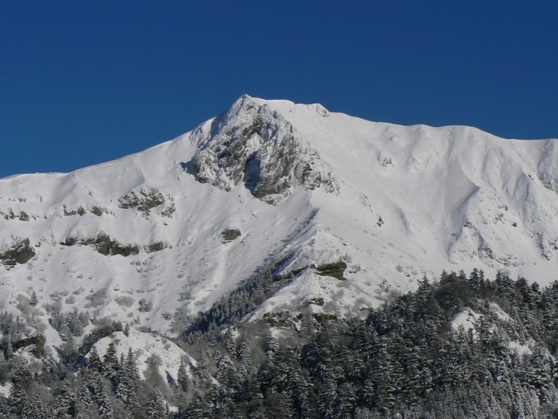 Roc de Cuzeau comme on le voit rarement (12/12/2008). Le couloir désiré est à droite du sommet.