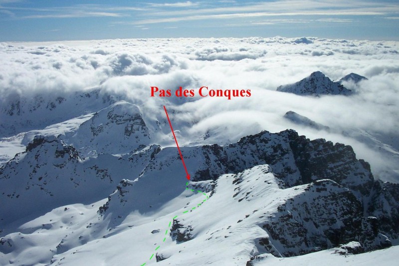 Pas des Conques, vu depuis le sommet du Grand Capelet. Bien repérer la traversée sous les barres pour l'atteindre.