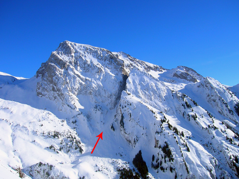 A gauche, la combe de la Blonnière, la face NW de l'Etale et le Coillu à Bordel, indiqué par la flèche.