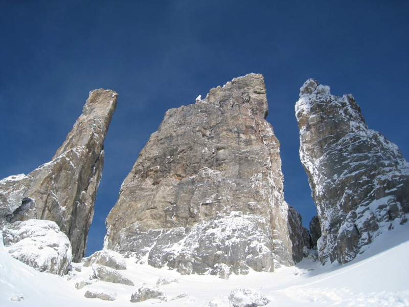 2 entrées possibles: à gauche la brèche Portetta, à droite, le col de May. Ces 2 lignes communiquent après les 100 premiers mètres.