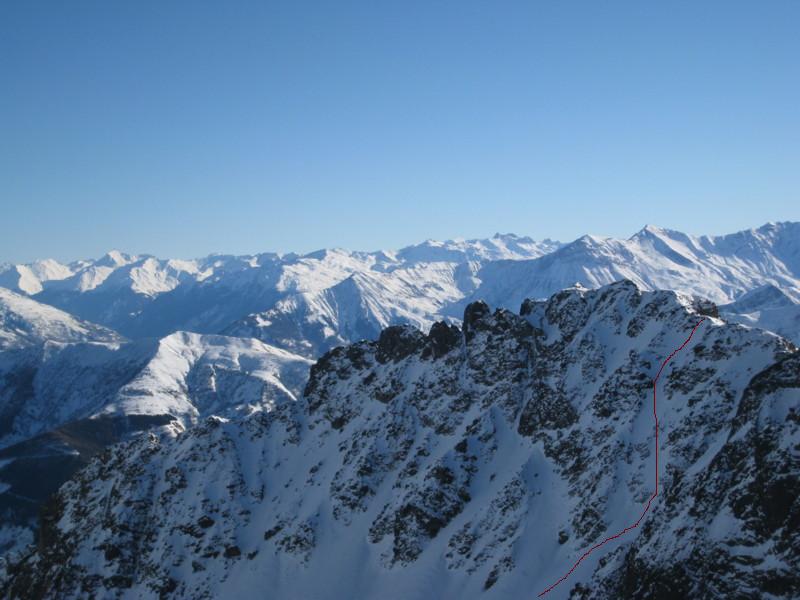 L'une des lignes possibles dans la large Face Nord du Roc de Montet
(le sommet est au centre).