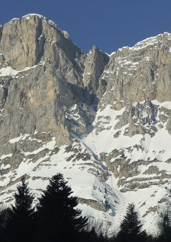 L'itinéraire avec l'accès à la rampe à gauche depuis le haut du couloir