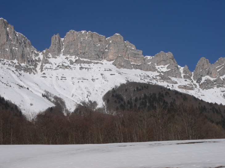 Couloirs de la Peyrouse (gauche) et de Pas Etoupe pris de Serre Brion. Celui de la Peyrouse n'est guère visible pendant la montée.