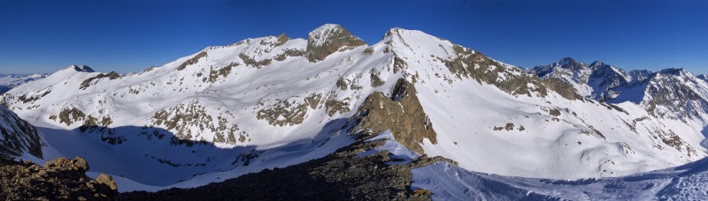 Vu depuis le Neyrard (fin de la boucle), de gauche à droite: pic d'Ornon, le Rochail, Malhaubert et Confolens. Un super tour.