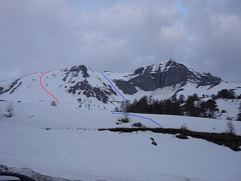 Eyssina vue depuis la zone Héliski du col de Vars. En rouge l'itinéraire de montée, et en bleu l'itinéraire de descente par le large couloir Nord-Est de la variante.