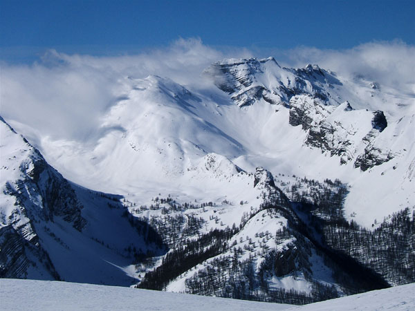 On voit bien le vallon de montée à droite et le vallon de déscente à gauche, ainsi que le pas des Manzes et la crête faitière.