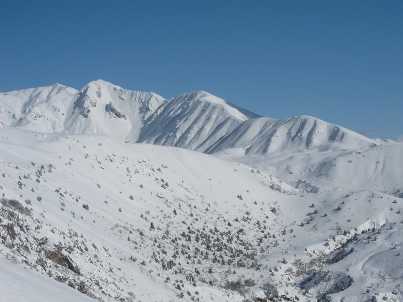 Le sommet (ainsi que les variantes) s'atteint ski aux pieds par la longue arrête facile qui commence à la droite de la photo.