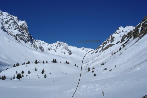 Vue du vallon du Merlet, le col est tout au bout à droite.