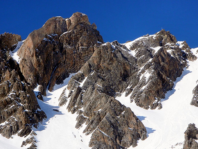 Vu du Vallon de Panestrel, le couloir caché entre les deux barres rocheuses