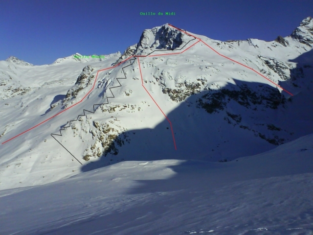 Vue de la face NW et W depuis le teleski des lacs, montée en noire, variantes de descente en rouge