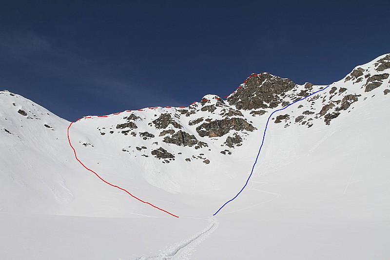 En rouge la montée au sommet, en bleu la variante montant à l'épaule