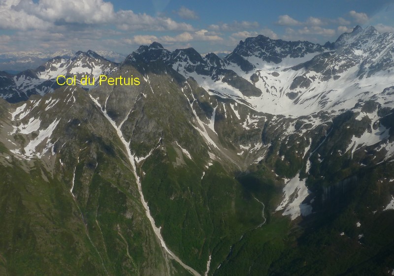 Couloir du Pertuis en toute fin de printemps. Enneigé jusqu'à 1600m