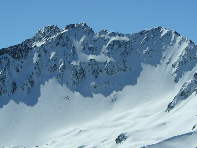 L'ensemble de la Face Nord du grand Miceau (du sommet Est à gauche au sommet Ouest à droite).