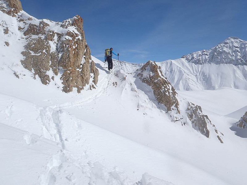 Le passage sur l'arête. Attention, juste derrière, c'est pentu et sous-le-vent d'Ouest avec risque de départ de plaque.