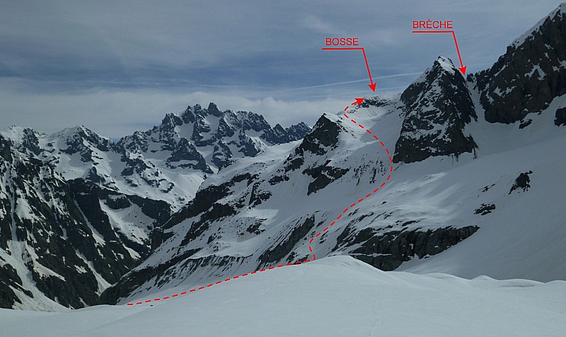 Bosse et Brèche de la Momie.
Le 8 juin 2013, faible enneigement (assez "classique") dans le raidillon central.