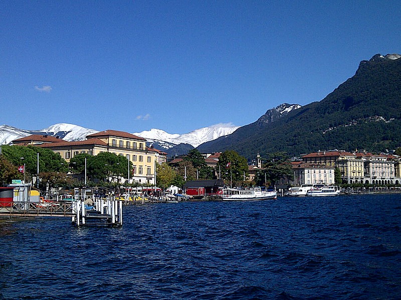 Le Gazzirola (dernier sommet blanc au fond à droite) vu depuis Lugano  le 11 octobre 2013