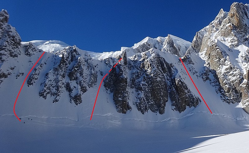 Quelques possibilités sur l'arête de la brenva. Le couloir de gauche est l'accés au bivouac de la Fourche