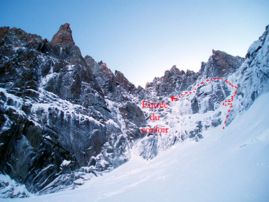 Le mur rocheux à franchir vu juste avant d'arriver à la rimaye (et un tracé approximatif de l'itinéraire que nous avons choisi)