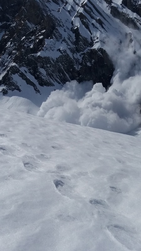 avalanche du11 mars 2017 12h10 Massif de l'étale depuis le Col des Aravis au col du Cornet Combe au pied la face SE des pointes de la blonnière
avalanche du 11 mars 2017 12h10 qui a traversé toute la combe d'accès aux jardin suspendu du jama