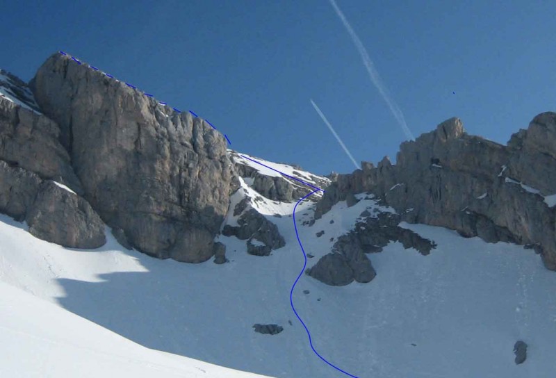 En bleu le couloir Est de la Pointe du Midi et en pointillé l'accés au sommet.