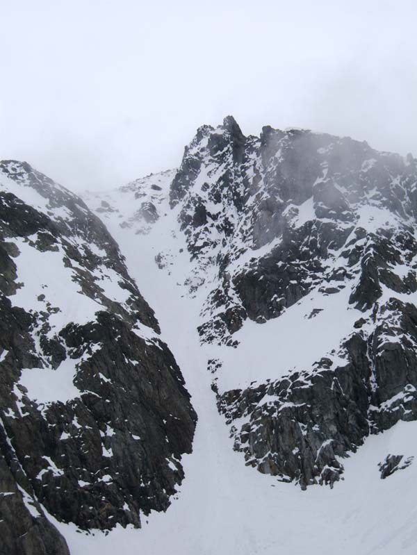 Le couloir et à sa droite la Cime de l'Agnel